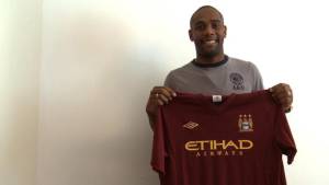 Maicon posa con la camisa del Manchester City en su presentación.