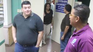 El presidente Eduardo González cuando salía del hospital.