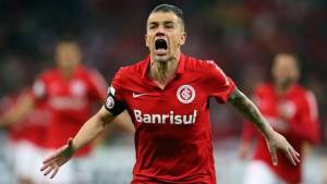 Andres D'alessandro, jugador argentino del Inter de Porto Alegre se enfurece con su afición y obliga a sus compañeros a no saludar al final del juego a su afición.