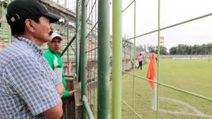 El técnico Hernán García vio el primer partido de Platense desde las graderías.