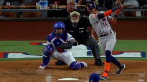 Mauricio Dubón ejecutando uno de sus disparos en la MLB.