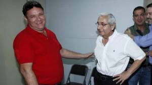 Ricardo Elencoff (rojo) pide a Medford sea mesurado en sus declaraciones antes de la Gran Final.