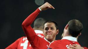 Hernández celebra el gol con Rooney y el mexicano, le dio el crédito al 'niño malo' por su gol.