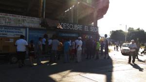 Una gran cantidad de personas en busca de su entrada, es parte del ambiente que ya se respira en las afueras del estadio ceibeño.