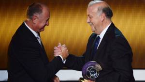 El español Vicente del Bosque recibe el premio a mejor técnico de 2012 de manos de Luiz Felipe Scolari.