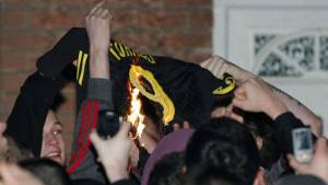 La afición roja demostró su inconformidad por la partida de Torres al eterno rival.