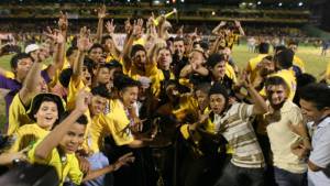 Mateo Yibrín celebró con los niños que ingresaron al estadio.