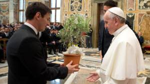 Lionel Messi saludó al Papa Francisco y le llevó un presente hasta el Vaticano.