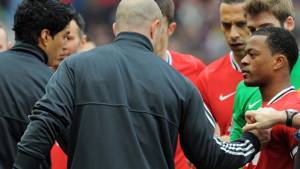 Momento en que Suárez rechaza dar la mano a Evra previo al clásico entre Manchester United-Liverpool.