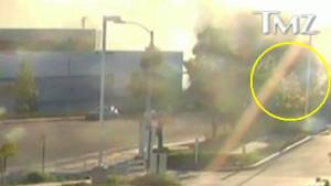 En el círculo se ve la bola de fuego en la que se convirtió el automóvil en el que se transportaba Paul Walker.