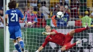 Con frialdad asombrosa, Pirlo engaño al portero inglés Joe Hart.