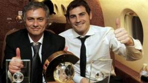 Iker Casillas en una foto del recuerdo con su exentrenador José Mourinho.