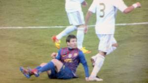 Pepe le dio un pisotón a Messi cuando el argentino estaba en el suelo.