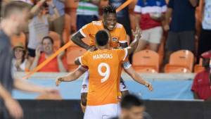 Romell Quioto celebra el gol con Mauro Manotas.