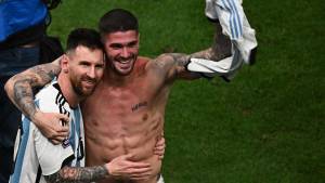 Rodrigo de Paul y Leo Messi conquistaron su primera copa del mundo y la tercera para Argentina.