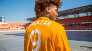 Bryan Salazar, hijo de madre hondureña, posa con la camisa número 9 del Houston Dynamo.