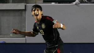 Alan Pulido se encargó de vencer en tres ocasiones la portería del arquero catracho José Mendoza.
