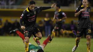 Daniel Tejeda le comete una falta a un jugador del Marathón.