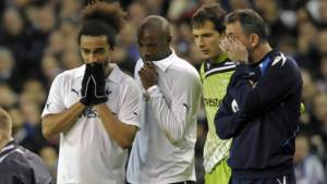 Los jugadores del Tottenham lucen sorprendidos por el desmayo del Fabrice Muamba.