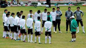 Luis Fernando Tena, técnico de México sub-22, dialoga con sus jugadores en el entrenamiento de este lunes.