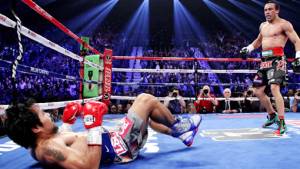 Manny Pacquiao cayó en el tercer round, pero logró superarlo y dominó la pelea hasta que Márquez lo venció con un derechazo.