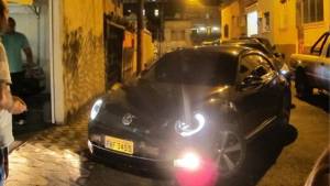 Neymar acaba de llegar con su padre a las oficinas del Santos y analizan con cual propuesta se quedarán.