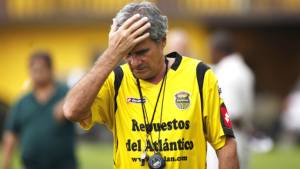 Mario Zanabria no está satisfecho con lo presentado por sus dirigidos.