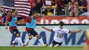 Landon Donovan cerró la victoria con su anotación y la fiesta se armó.