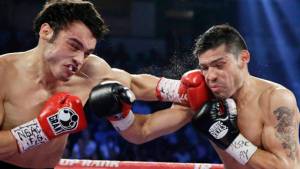 Julio César Chavez Jr, izquierda, perdió el sábado su pelea con Sergio 'Maravilla' Martínez.