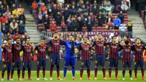 Jugadores del Barcelona se pararon en el centro del campo y cumplieron un minuto de silencio.