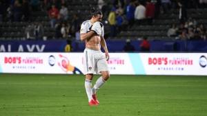 De acuerdo con dichas reglas de la liga estadounidense, el delantero internacional sueco se perderá también el encuentro del Galaxy que le sigue inmediatamente al Partido de las Estrellas, el 4 de agosto ante los Rapids de Colorado, en el Dick's Sporting Goods Park, de Denver.