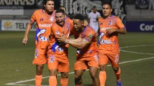 ¡Unos Lobos devoradores de Cocos! Los Universitarios extienden su paternidad ante el Vida en Choluteca