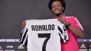 Tras el fichaje de Cristiano Ronaldo por la Juventus, el colombiano Juan Guillermo Cuadrado aseguró públicamente que cedía su dorsal '7' al portugués. A continuación seis jugadores que cedieron su dorsal a sus nuevos compañeros. Hay un hondureño.