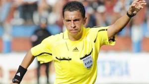 El salvadoreño Elmer Bonilla estará pitando el clásico en Honduras entre Real España y Olimpia.