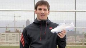 El astro del Barcelona invita a todos los aficionados que proponga el diseño de los tacos con los que jugará ante el Atlético.