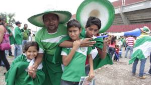 Los aficionados de Juticalpa han llegado con su caracterísrico color verde.