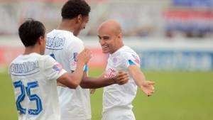 El colombiano Omar Guerra se estrenó como goleador en Honduras al anotarle a Real España. (Foto Juan Salgado)