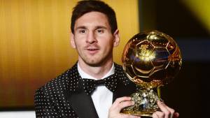 Lionel Messi al momento de posar con el Balón de Oro, el cuarto en su carrera y de forma consecutiva.