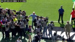 Mourinho dio su primera instrucción del partido rodeado de camarás y periodistas.