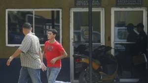 Óscar 'El Pescado' Bonilla al momento de abandonar las instalaciones de la policía en La Ceiba.