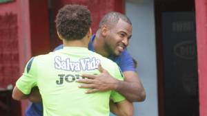 Shane Orio llegó al entrenamiento de Marathón y Emil Martínez lo fue a saludar.
