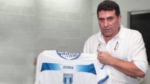 Luis Suárez ha dejado claro su interés de dirigir a Honduras. Sólo le resta solventar el problema con su visa.