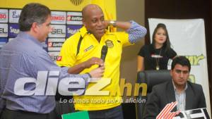 Hernán Medford al momento de ponerse la camiseta del Real España.