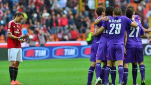 Jugadores de la 'Fiore' celebran el triunfo que le sacaron al Milan de visita.