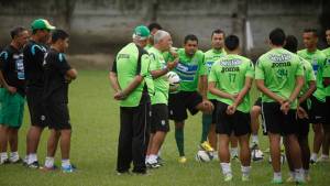 El entrenador Manuel Keossián en la charla previa al entrenamiento del martes. (Foto: Neptalí Romero)