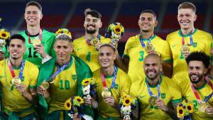 Los futbolistas de Brasil celebraron tras conseguir la medalla de oro durante los Juegos Olímpicos 2020.