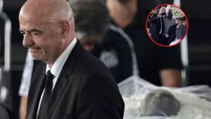 El presidente de la FIFA, Gianni Infantino se tomó una selfie mientras estaba cerca del cuerpo de Pelé (QDDG).