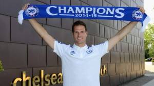 Asmir Begovic posando ya como el nuevo arquero del Chelsea.