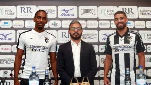 El delantero hondureño al momento de su presentación como nuevo jugador del Nacional de Madeira.