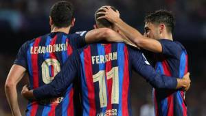 Ferran Torres celebrando con Lewandowski y Pedri uno de los tantos que ha marcado con el Barcelona.